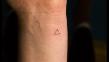 همسات المعصم: حجم الحديث عن الوشم البسيط