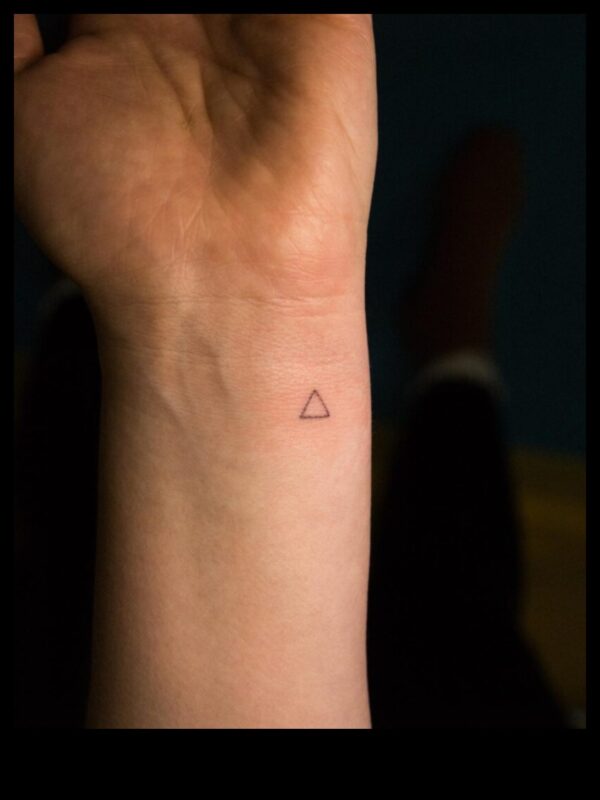 همسات المعصم: حجم الحديث عن الوشم البسيط