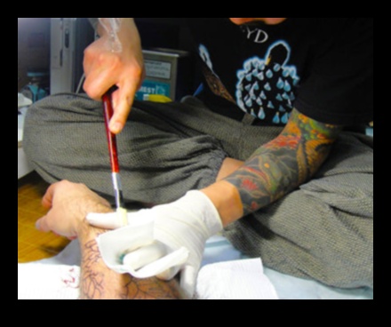 ما وراء الأساسيات: قصص وراء أساليب الوشم المتطورة