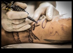 ما وراء الأساسيات: قصص وراء أساليب الوشم المتطورة