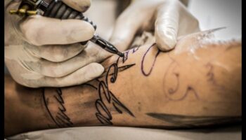 ما وراء الأساسيات: قصص وراء أساليب الوشم المتطورة