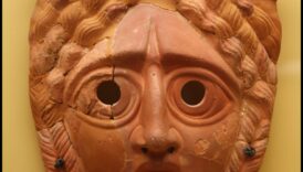 الدراما في الحجر: الأقنعة المسرحية اليونانية في النحت